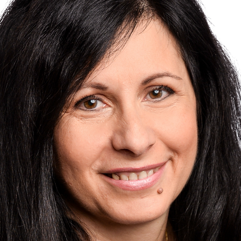 Gabriela Jonas – Real Estate Broker Laval South Shore Montreal Professional portrait of Gabriela Jonas, residential real estate broker with Royal LePage Expert, serving Longueuil, Brossard, Saint-Constant, Delson and the South Shore of Montreal.